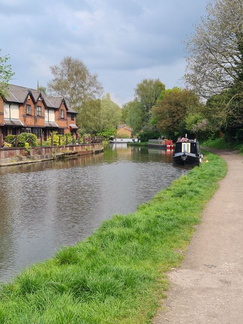 Free Scenic view of a canal in Parbold, England with a narrowboat and charming houses. Stock Photo