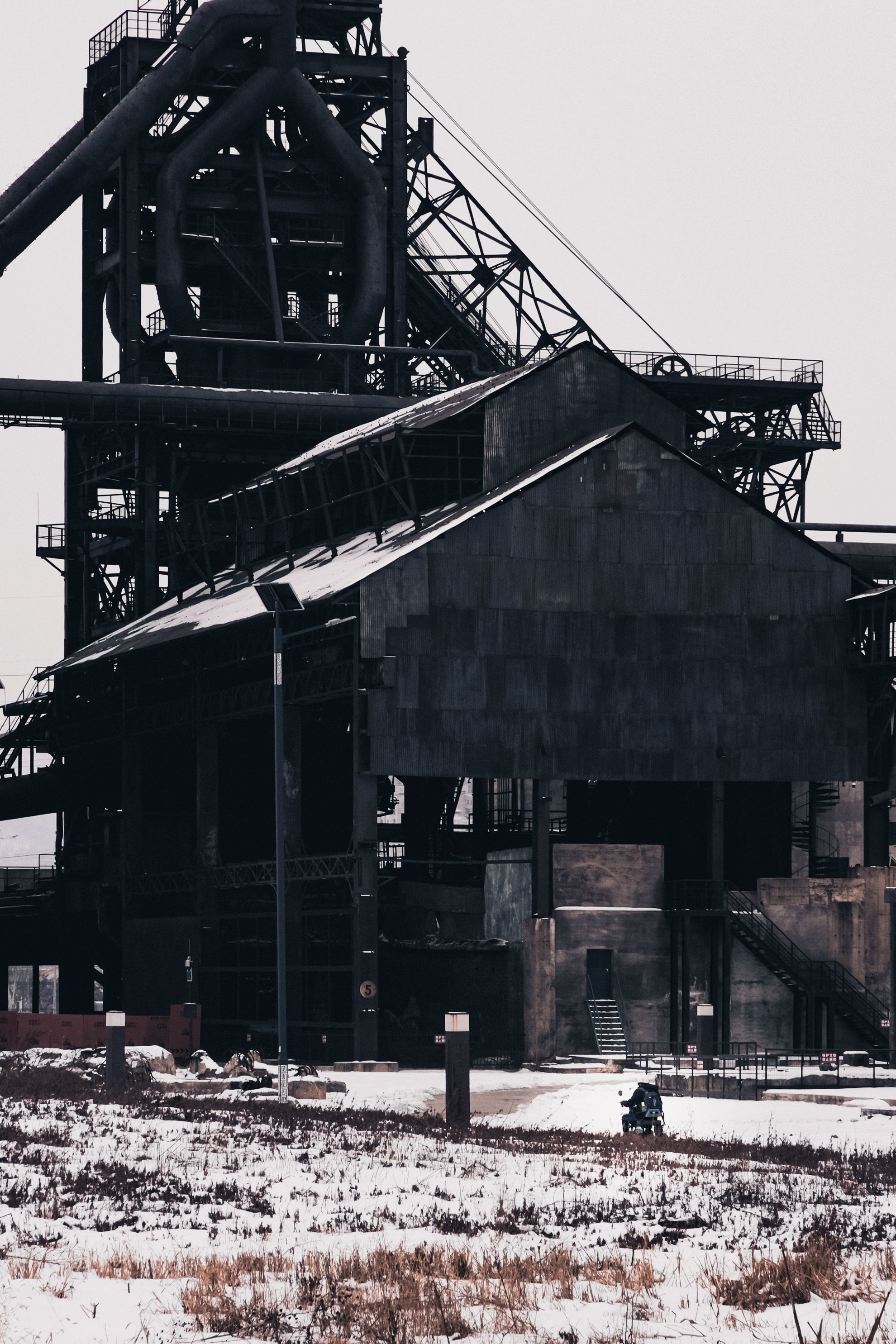 Gratis En snødekt forlatt fabrikk med industristrukturer om vinteren. Arkivbilde