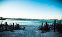 冬季，太浩湖的白雪皑皑的海滩与蔚蓝海水构成了一幅宁静的景色