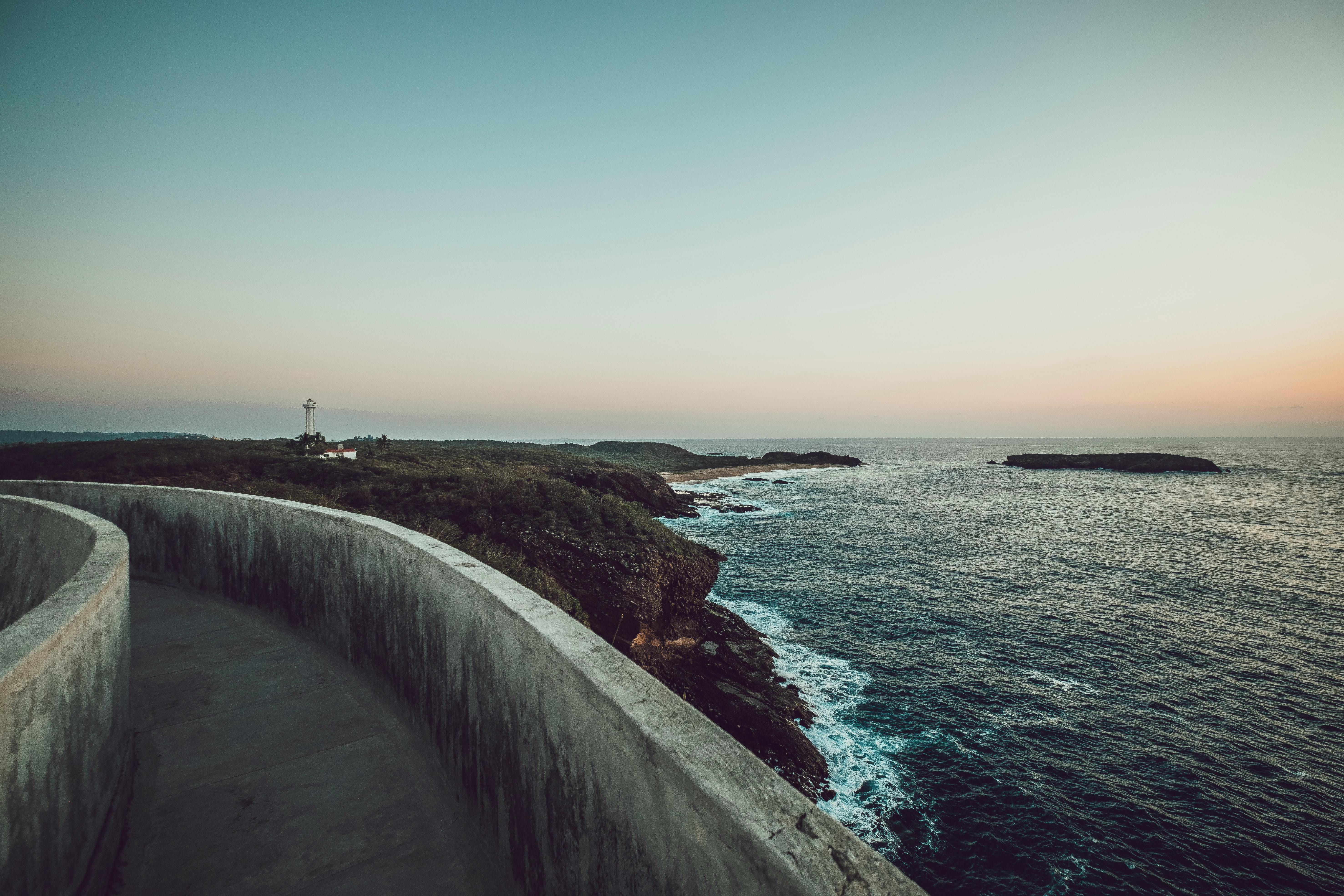 Close-up van camerariem en handen die instellingen aanpassen