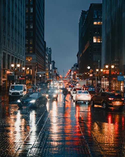 Kostenlos Autos Auf Der Straße Zwischen Hochhäusern Während Der Nachtzeit Stock-Foto
