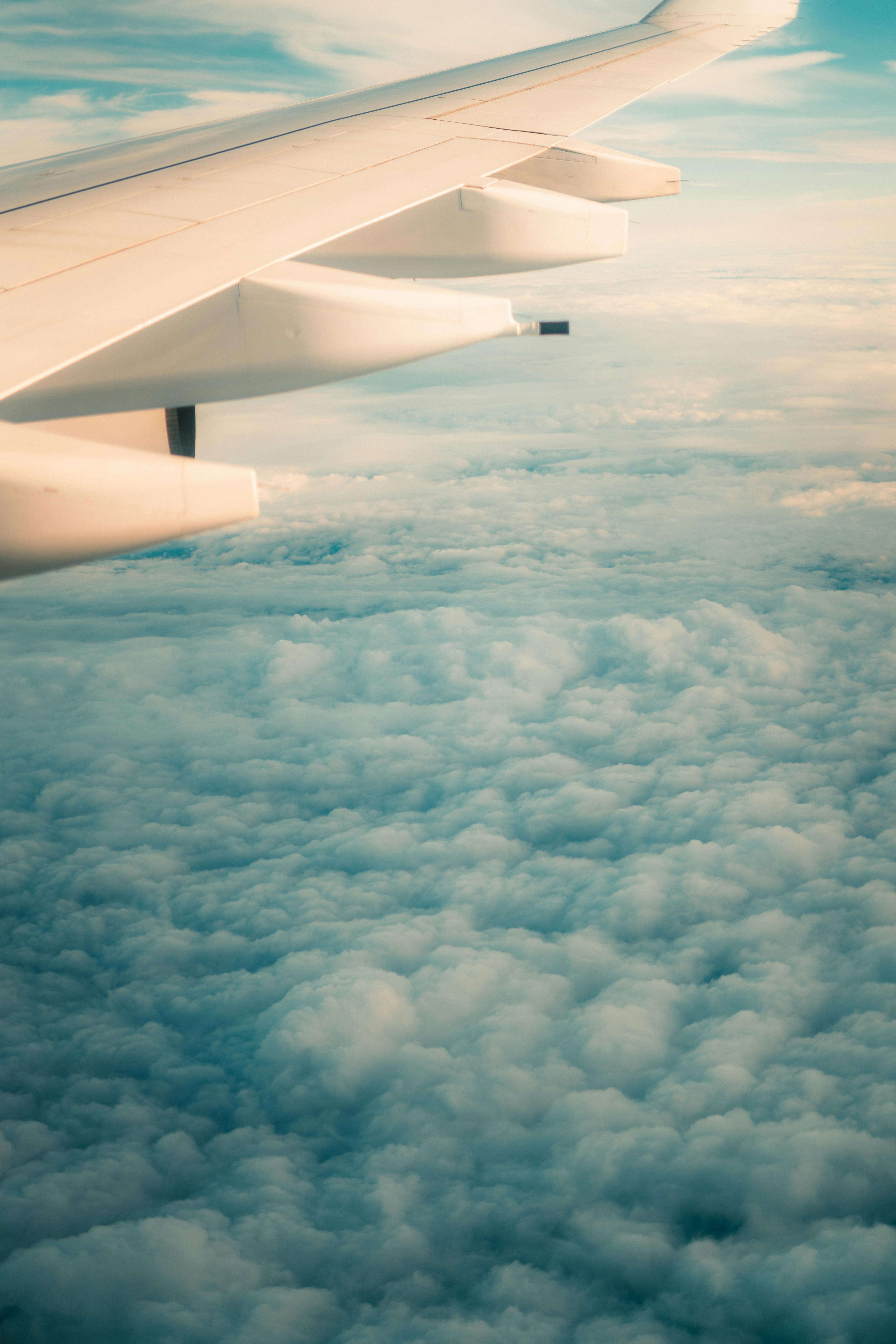 無料 ポーランドのワルシャワ上空を飛行する飛行機から雲を撮影した穏やかな空中写真。 写真素材