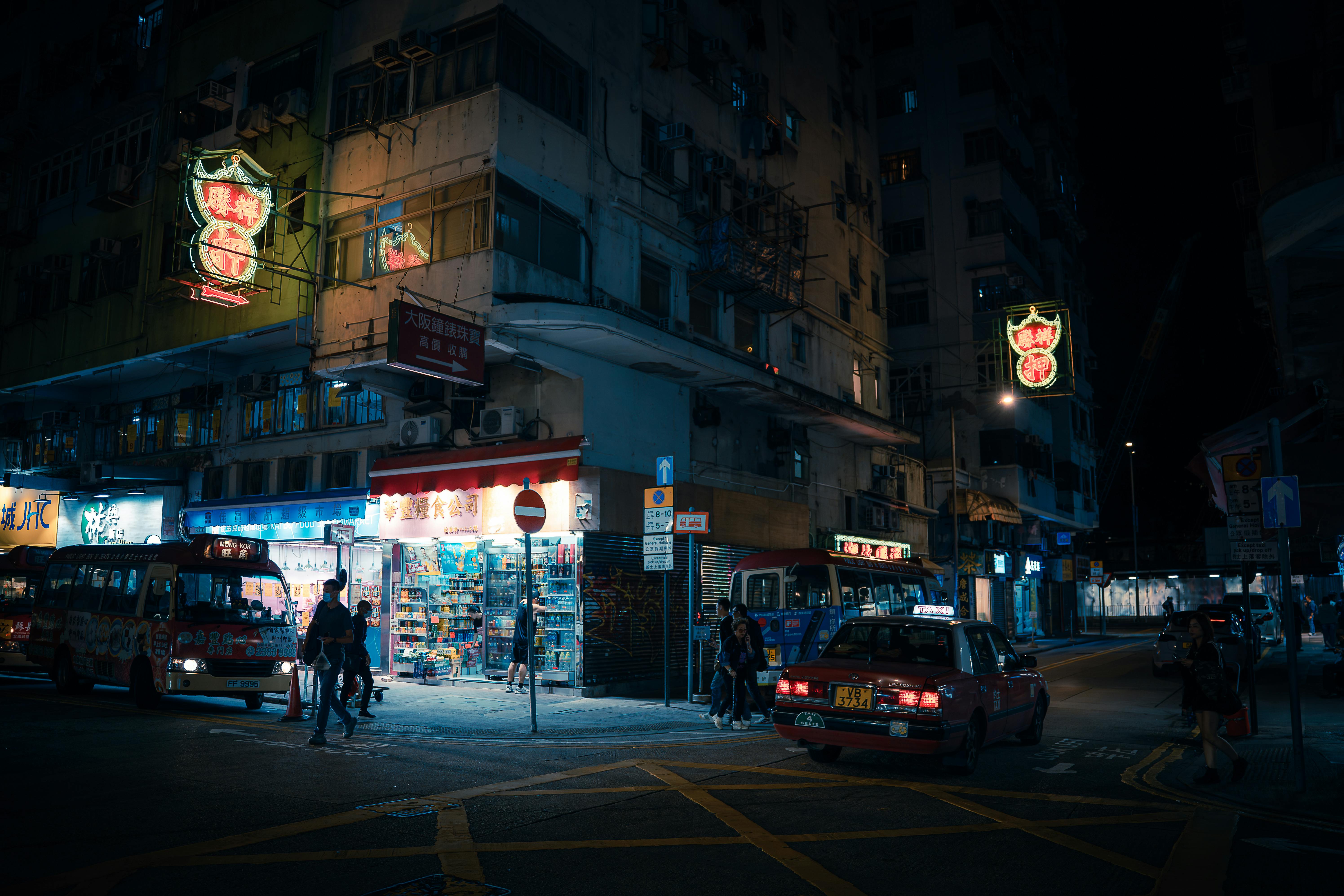 gratis Ontdek het bruisende nachtleven in de levendige straten van Hongkong met hun gloeiende neonreclames en drukke voetgangers. Stockfoto