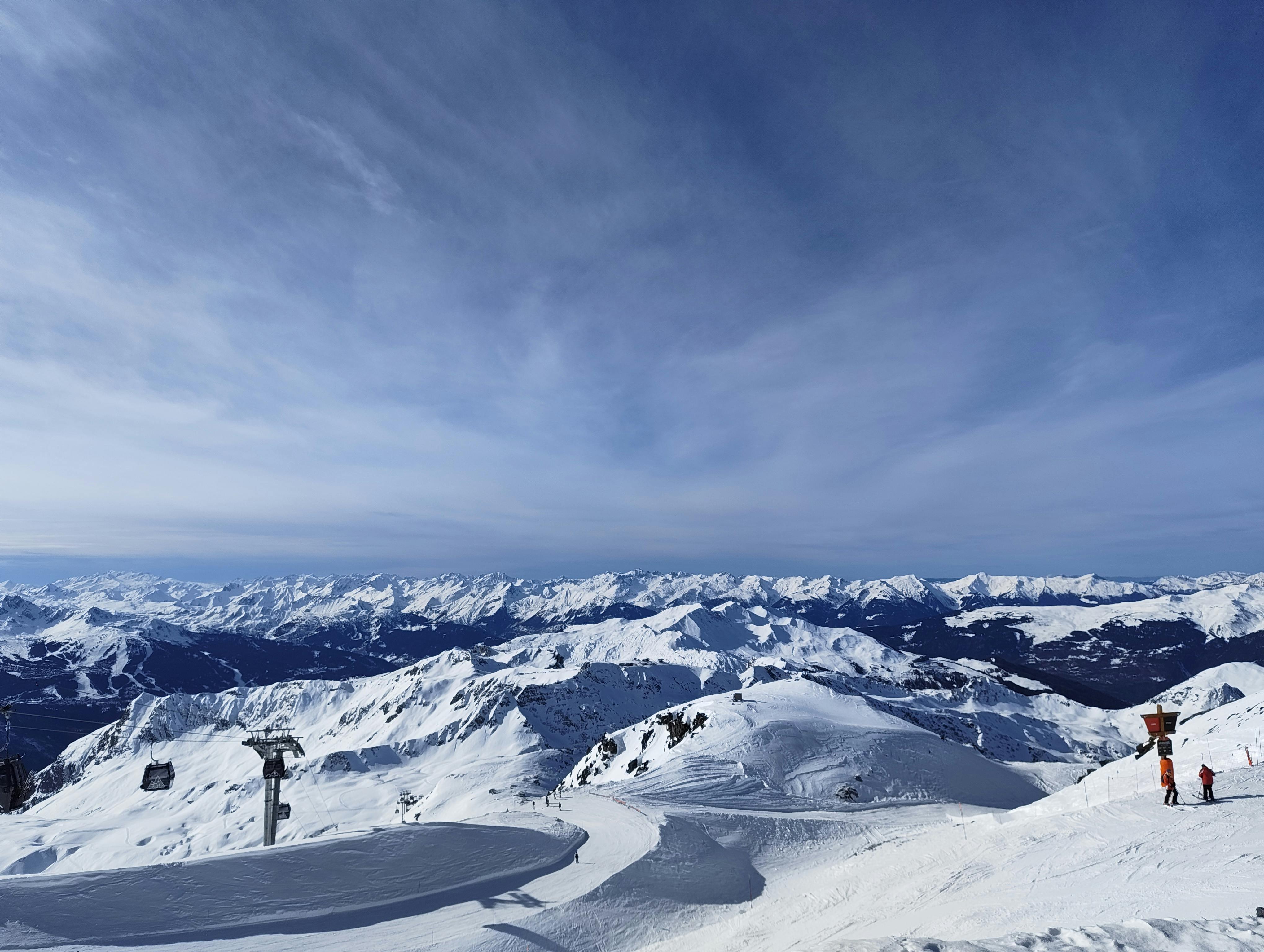 Stunning Alpine Ski Slope with Majestic Mountains · Free Stock Photo