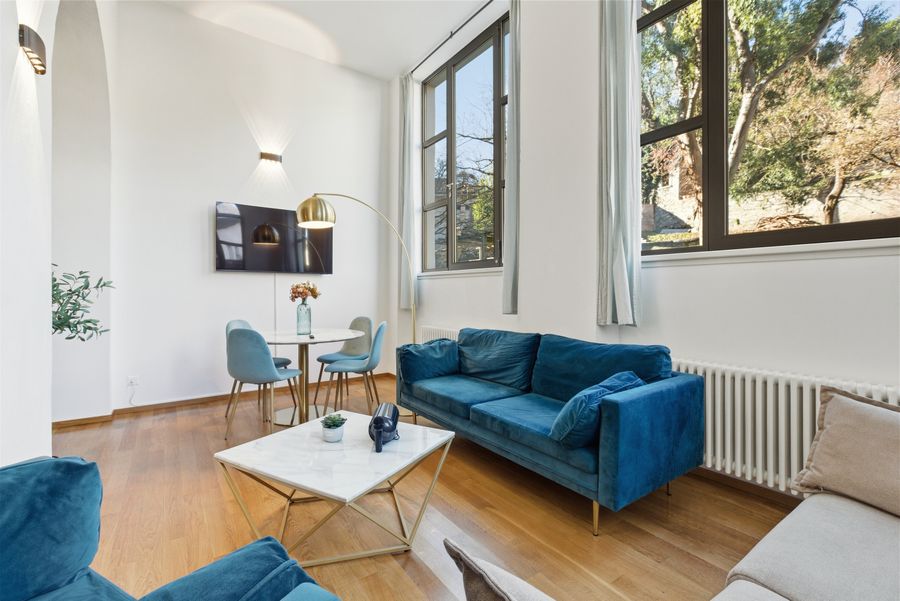 Helder appartement met velvet zetel