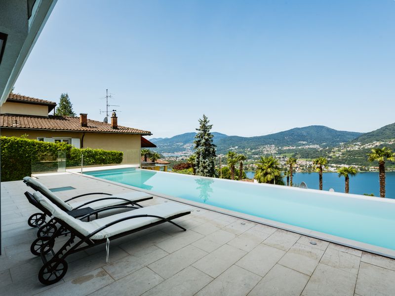 Terrasse avec piscine et vue sur le lac