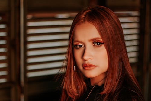 Portrait D'une Femme Avec Du Maquillage Pour Les Yeux Et Les Cheveux Rouges