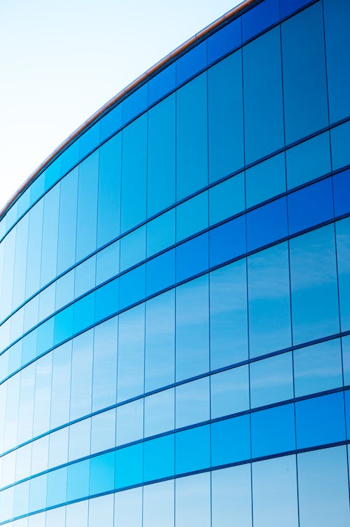 Edificio Con Paredes De Vidrio Azul Y Blanco