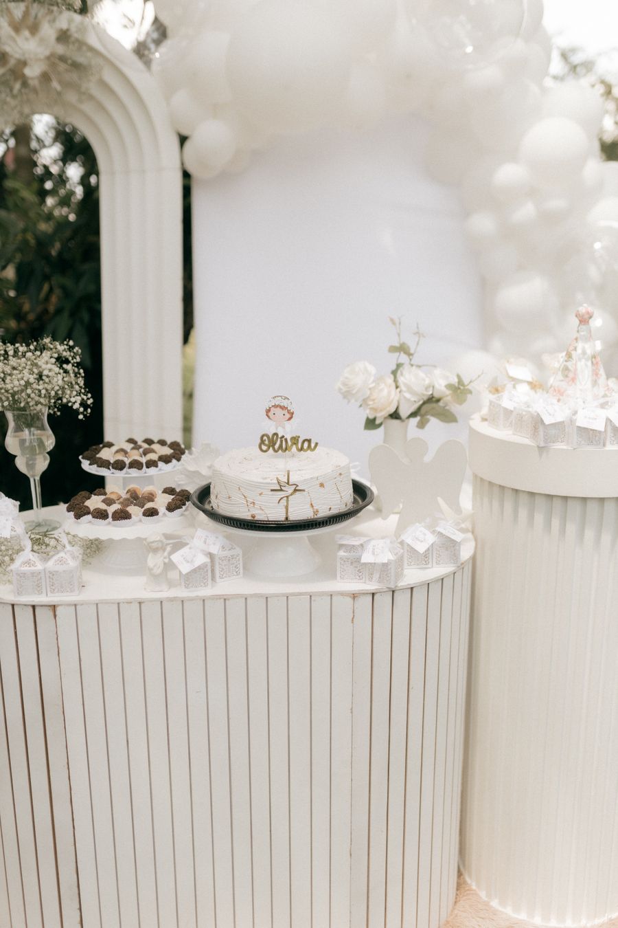 Décoration blanche et végétale pour une réception de baptême