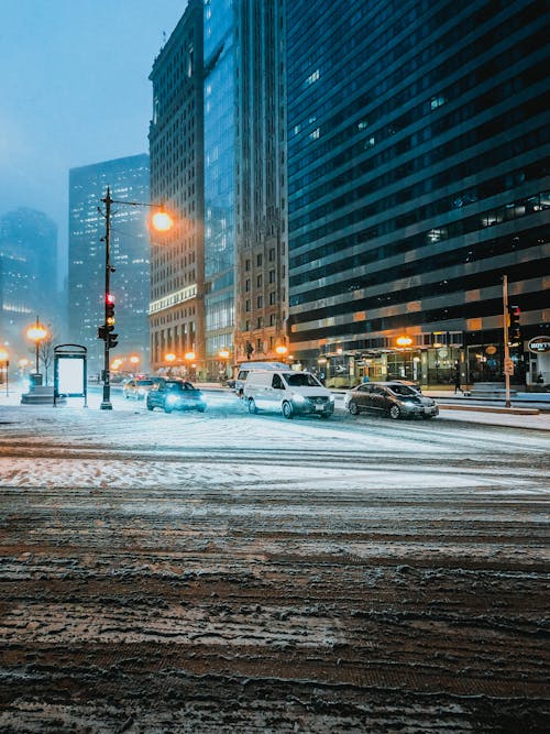 Mobil Di Jalan Dengan Salju Selama Waktu Malam