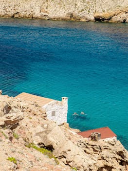 岩石峭壁旁，清澈见底的海水中，游泳者们身影构成了一幅美丽的风景。 - 相关推荐