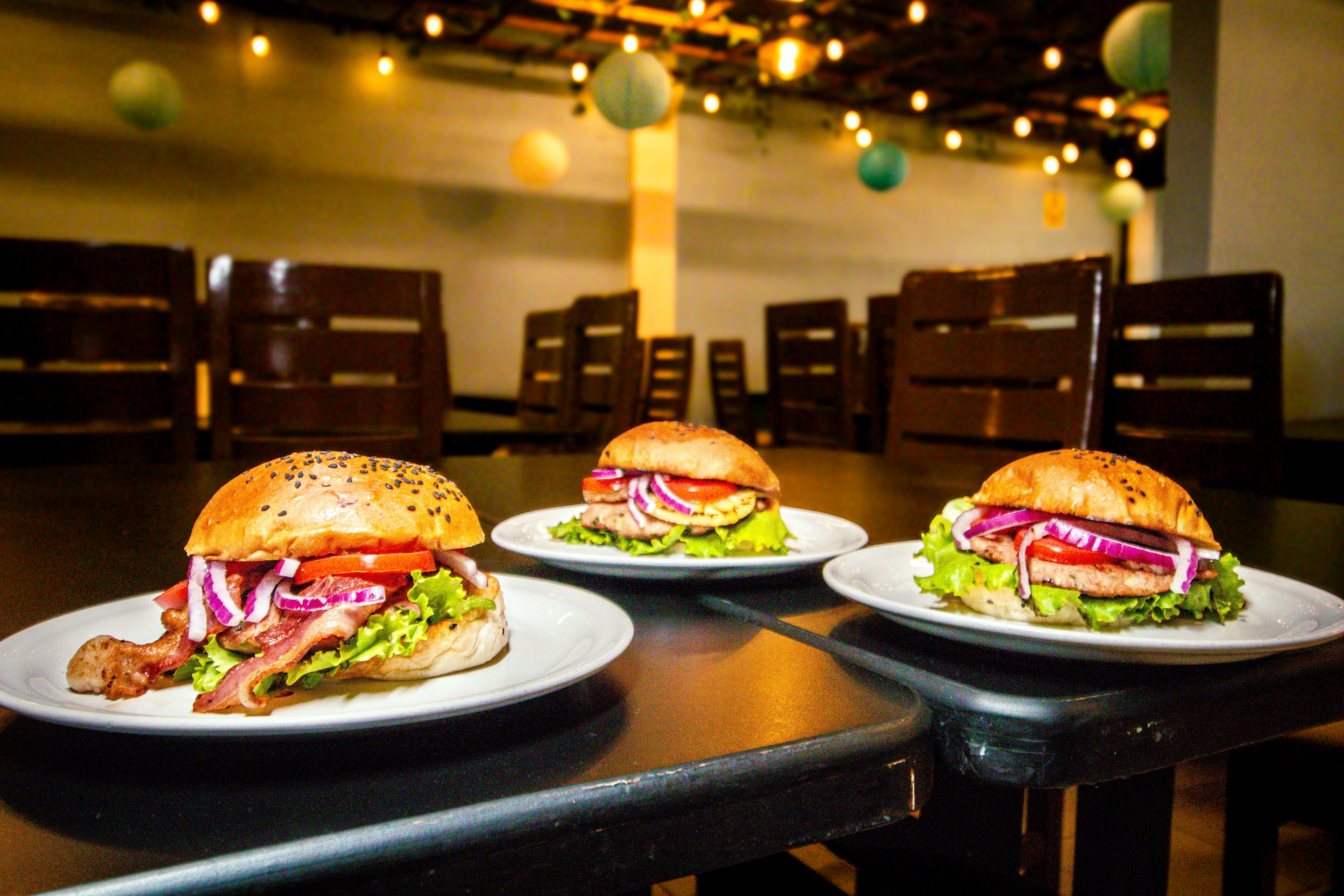 Burger maison servi dans un cadre de bistrot chaleureux