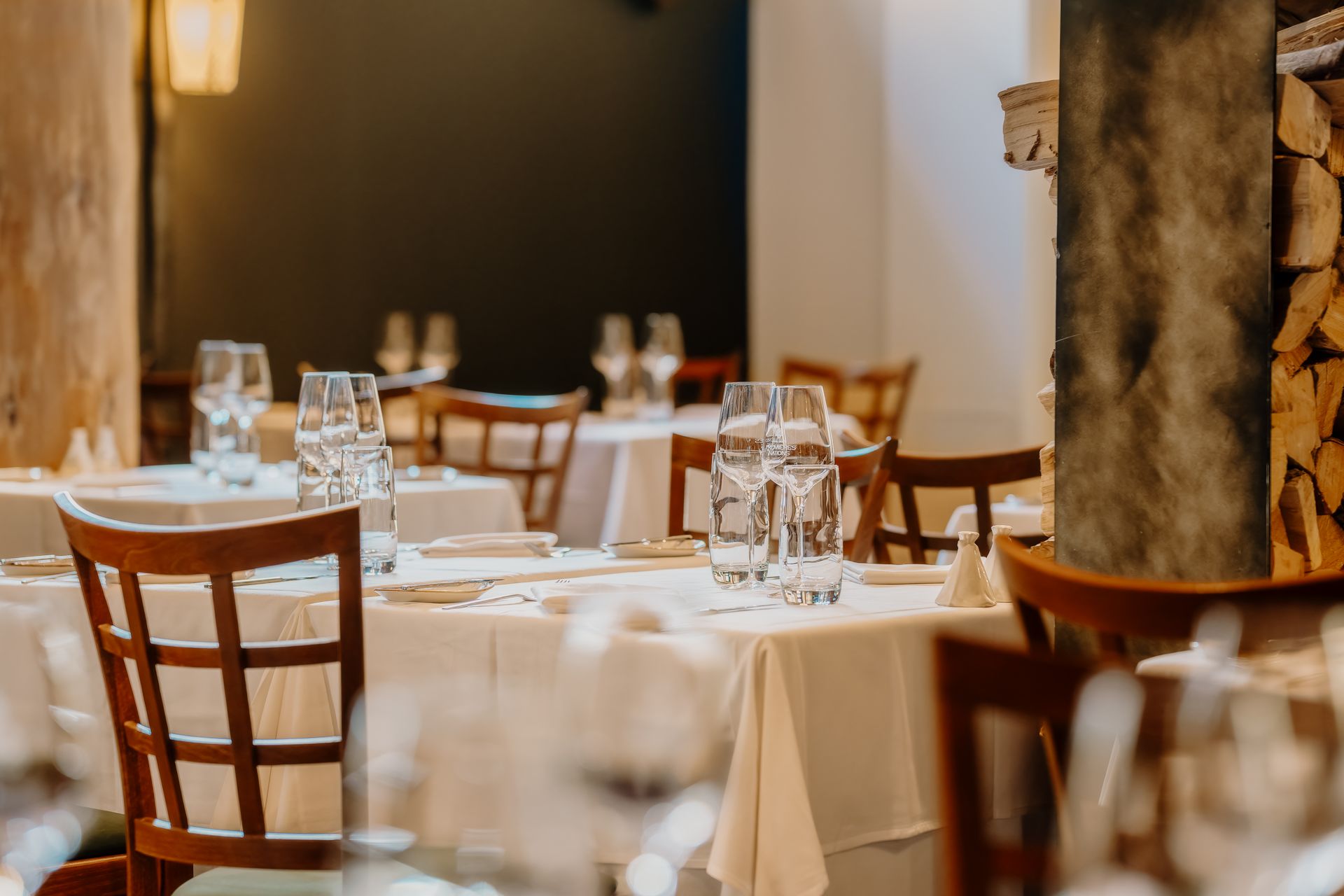 Elegant eingedeckte Tische in einem stimmungsvollen Restaurant als Beispiel für einen Betrieb mit GEMA-freier Hintergrundmusik