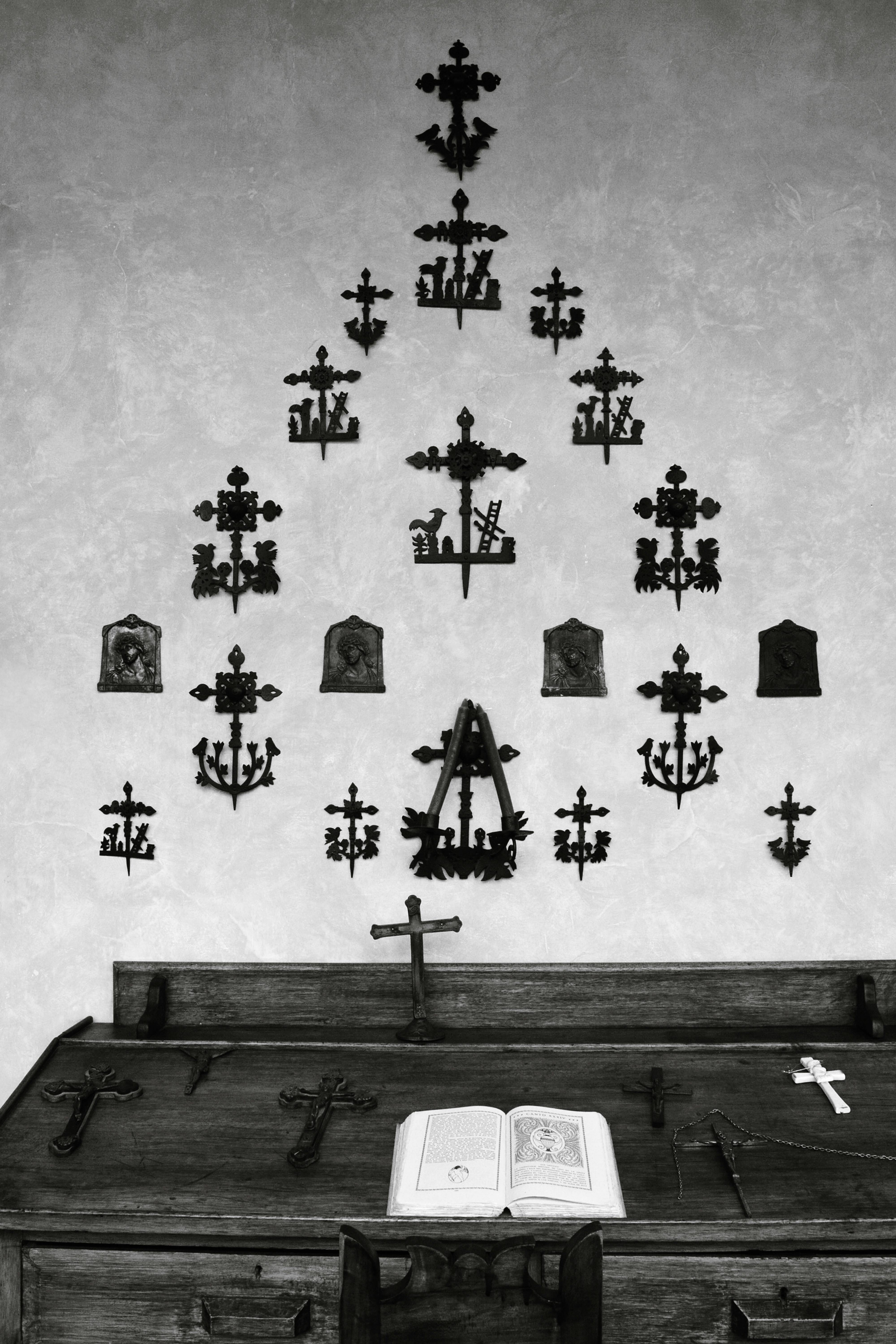 De franc Un altar religiós històric amb creus i una Bíblia oberta, que mostra una complexa metal·lúrgica en blanc i negre. Foto d'estoc