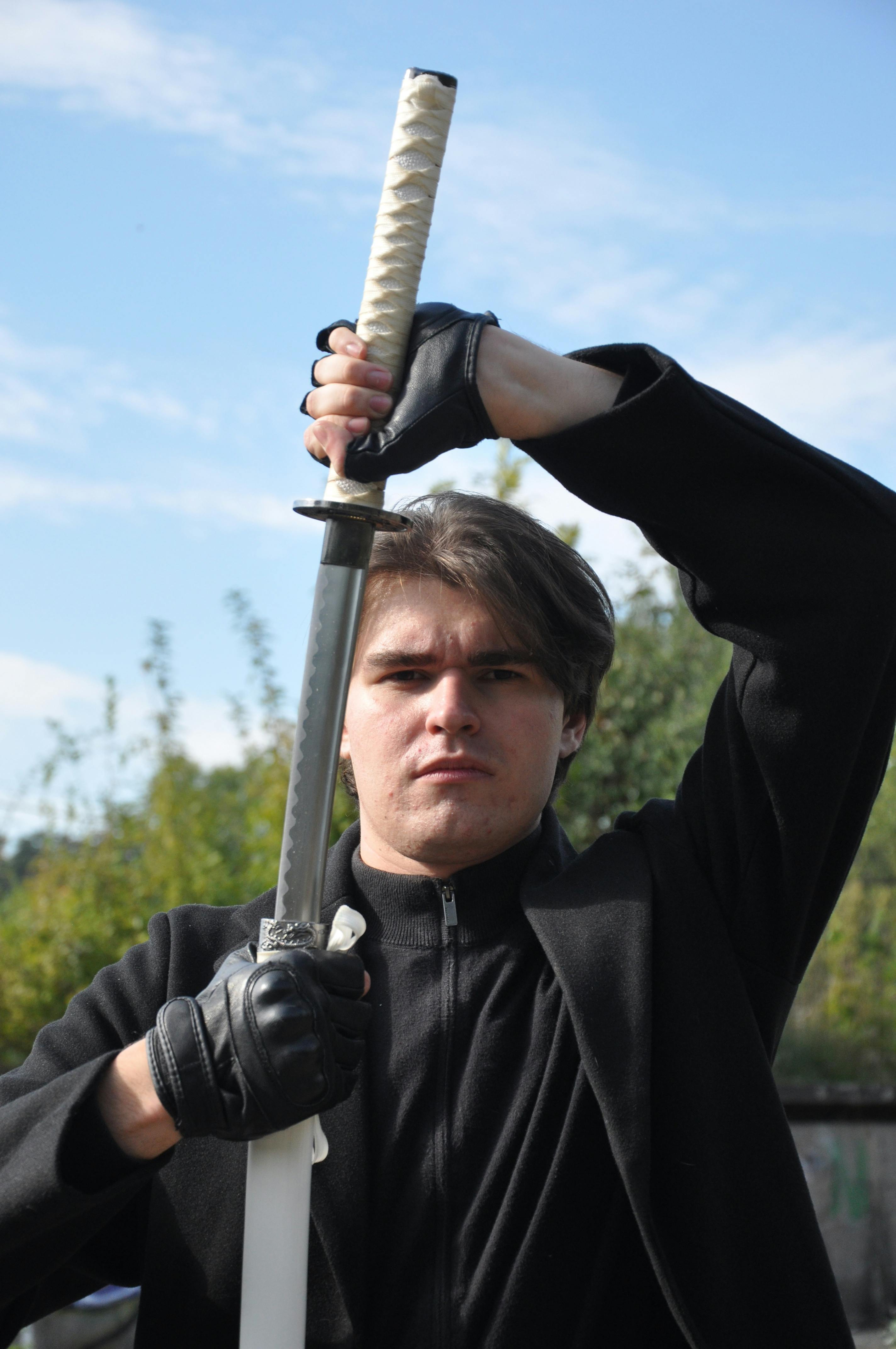 Δωρεάν Πορτρέτο ενός άνδρα που κρατά μια κατάνα σε εξωτερικό χώρο, επιδεικνύοντας τις ικανότητές του στις πολεμικές τέχνες. Φωτογραφία από στοκ φωτογραφιών