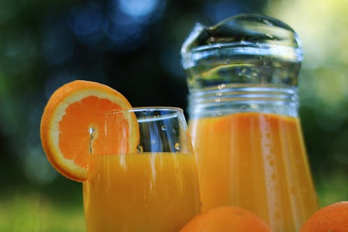 無料 透明なコップにオレンジジュース 写真素材