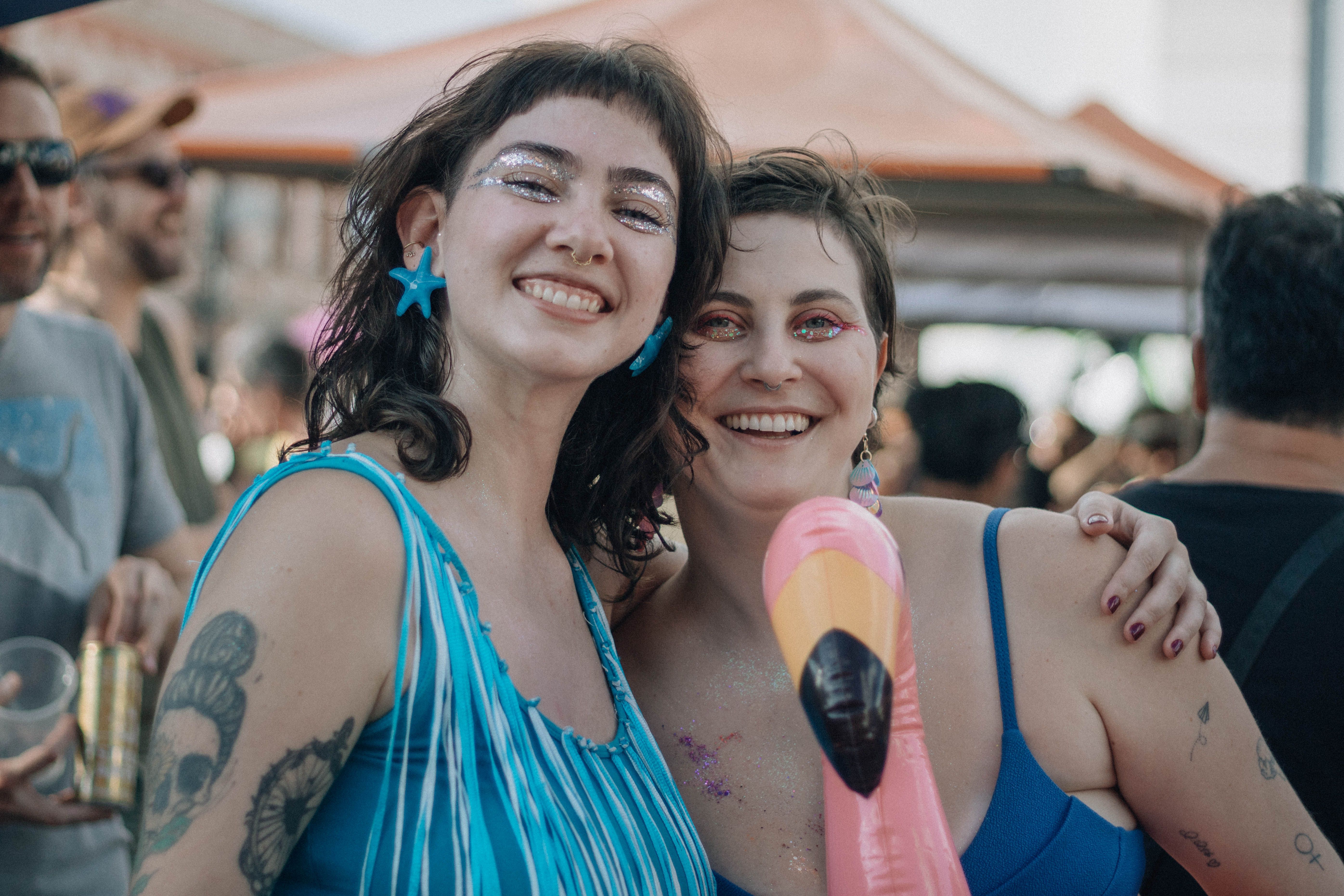 Groupe de jeunes adultes avec des tatouages temporaires visibles lors d'une sortie festive et décontractée