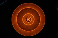 抽象图像中，迷人的橙色光线在黑暗背景下盘旋，非常适合设计项目