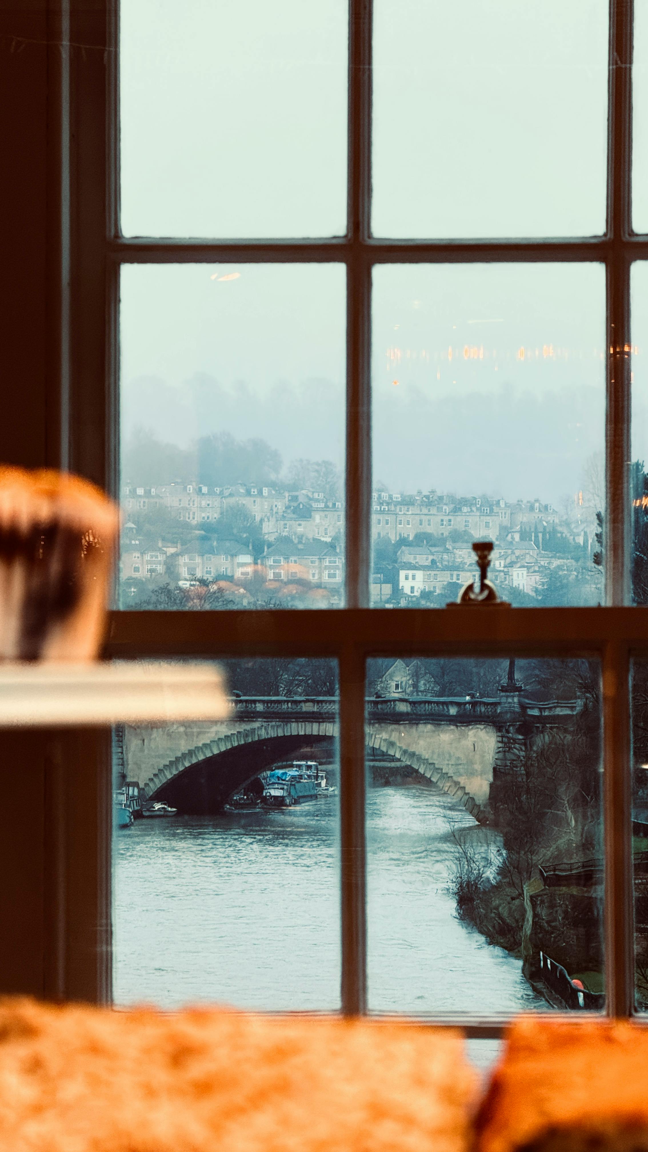 Gratuit Vedere confortabilă de la fereastră peste râul Avon și podul istoric din Bath, Anglia. Perfectă pentru inspirație de călătorie. Fotografie de stoc