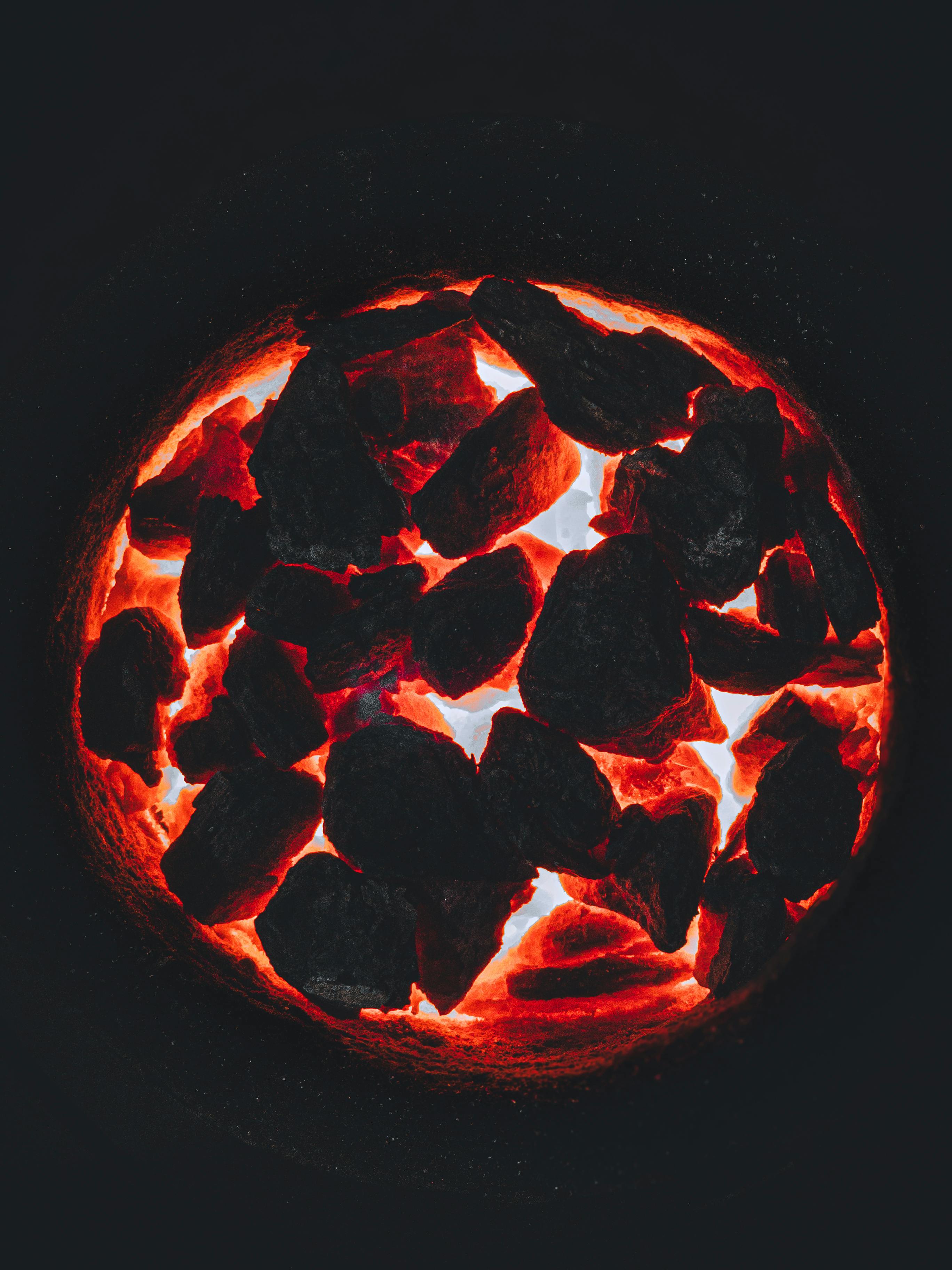 grátis Uma visão fascinante de brasas de carvão incandescentes com um brilho intenso e profundo contraste. Foto profissional