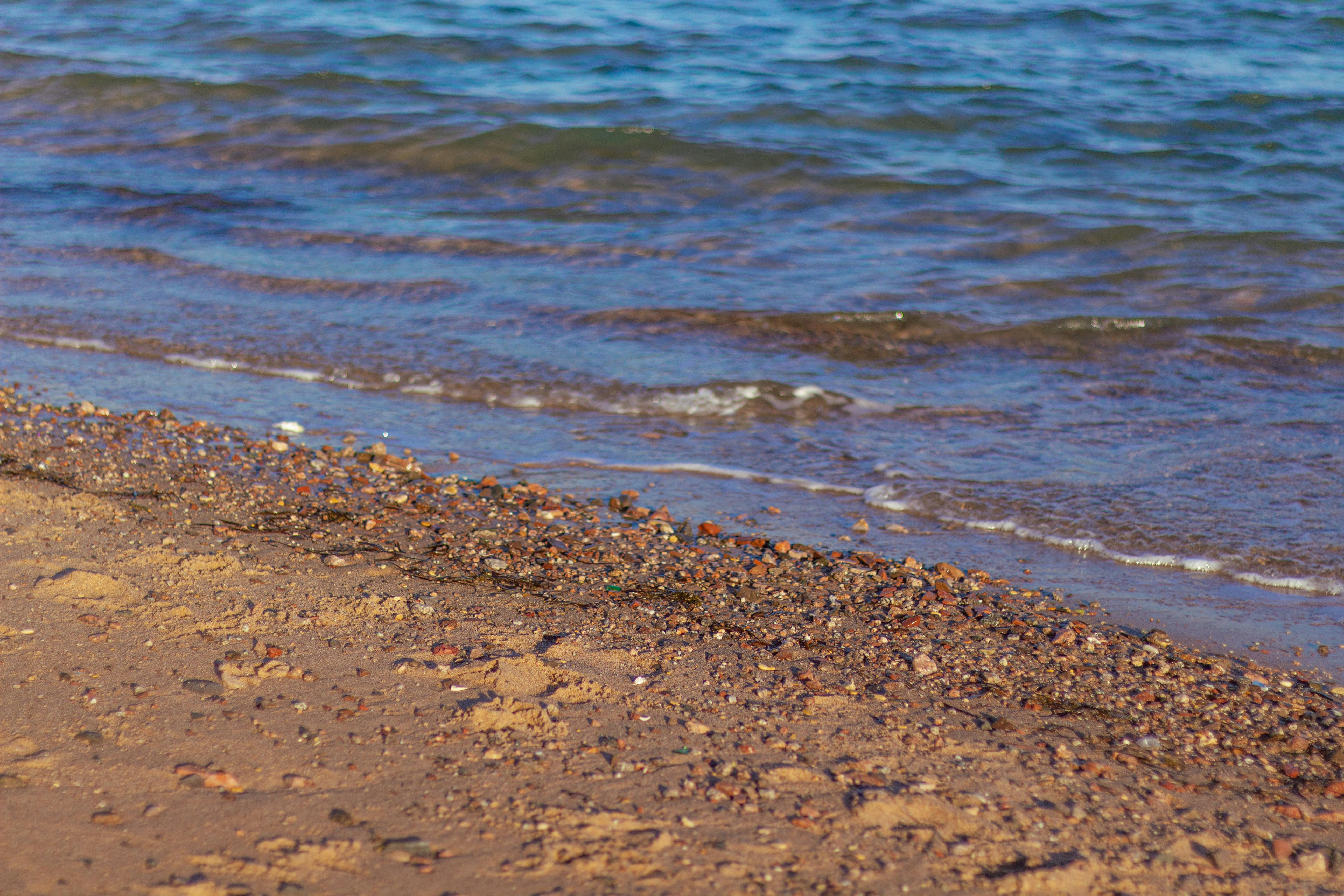 ingyenes Aranyhomokos tengerpart és lágy hullámok közelsége a Sínai-félszigeten, Egyiptomban, Nuweiba strandon. Stockfotó