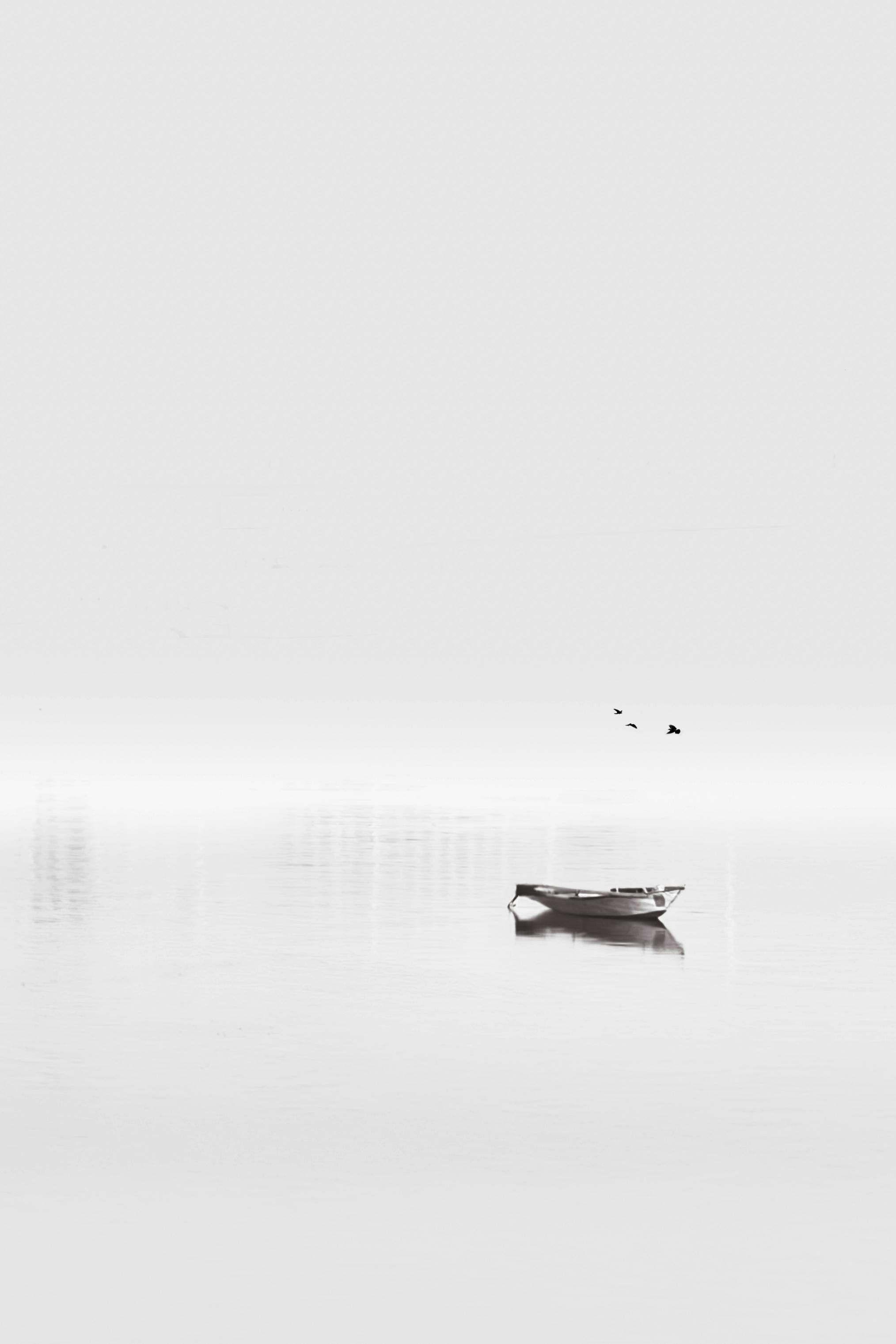 Gratis Imagen serena en blanco y negro de un barco solitario en el río Nilo, que captura la tranquilidad. Foto de stock