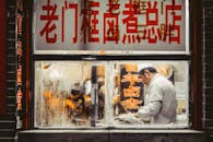 在北京传统餐厅的厨房里，厨师正在展示正宗的中国美食