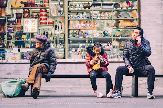 两个人用简单的图画或手势进行愉快沟通