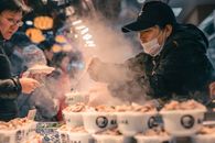 北京夜市热闹，小贩为顾客提供蒸菜