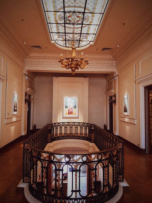 Free A beautifully decorated interior of a historic Egyptian palace showcasing vintage architecture and opulent design. Stock Photo