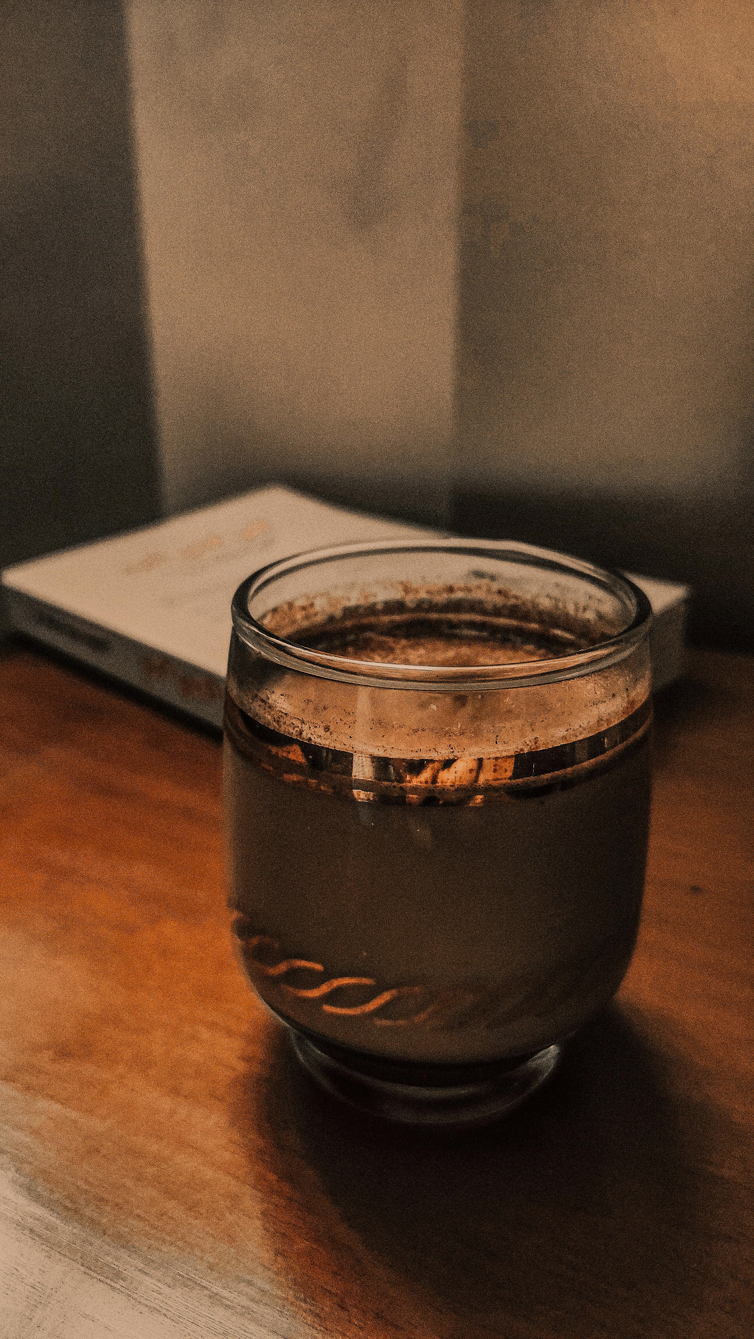 Gratis Un accogliente bicchiere di caffè su un caldo tavolo di legno, che cattura l'estetica vintage. Perfetto per arredare la casa e creare un'atmosfera lifestyle. Foto a disposizione