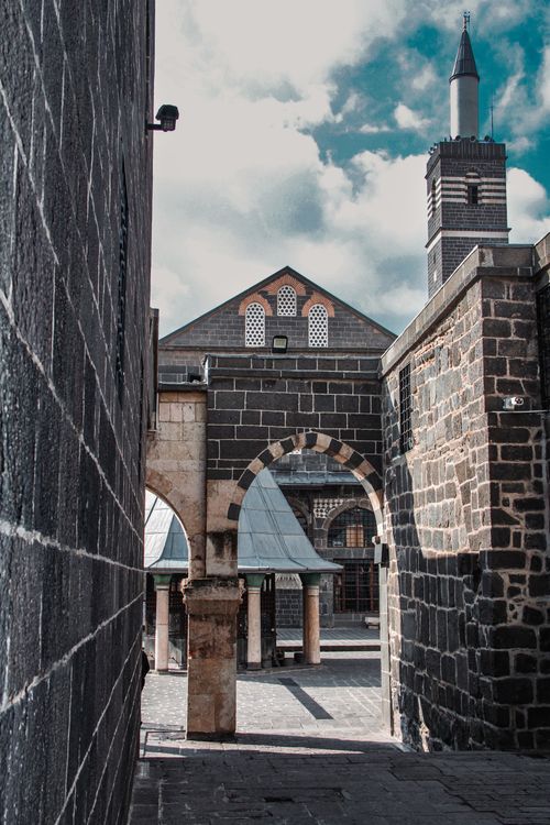 Free Explore the architectural beauty of Diyarbakır's historic buildings and stone structures. Stock Photo