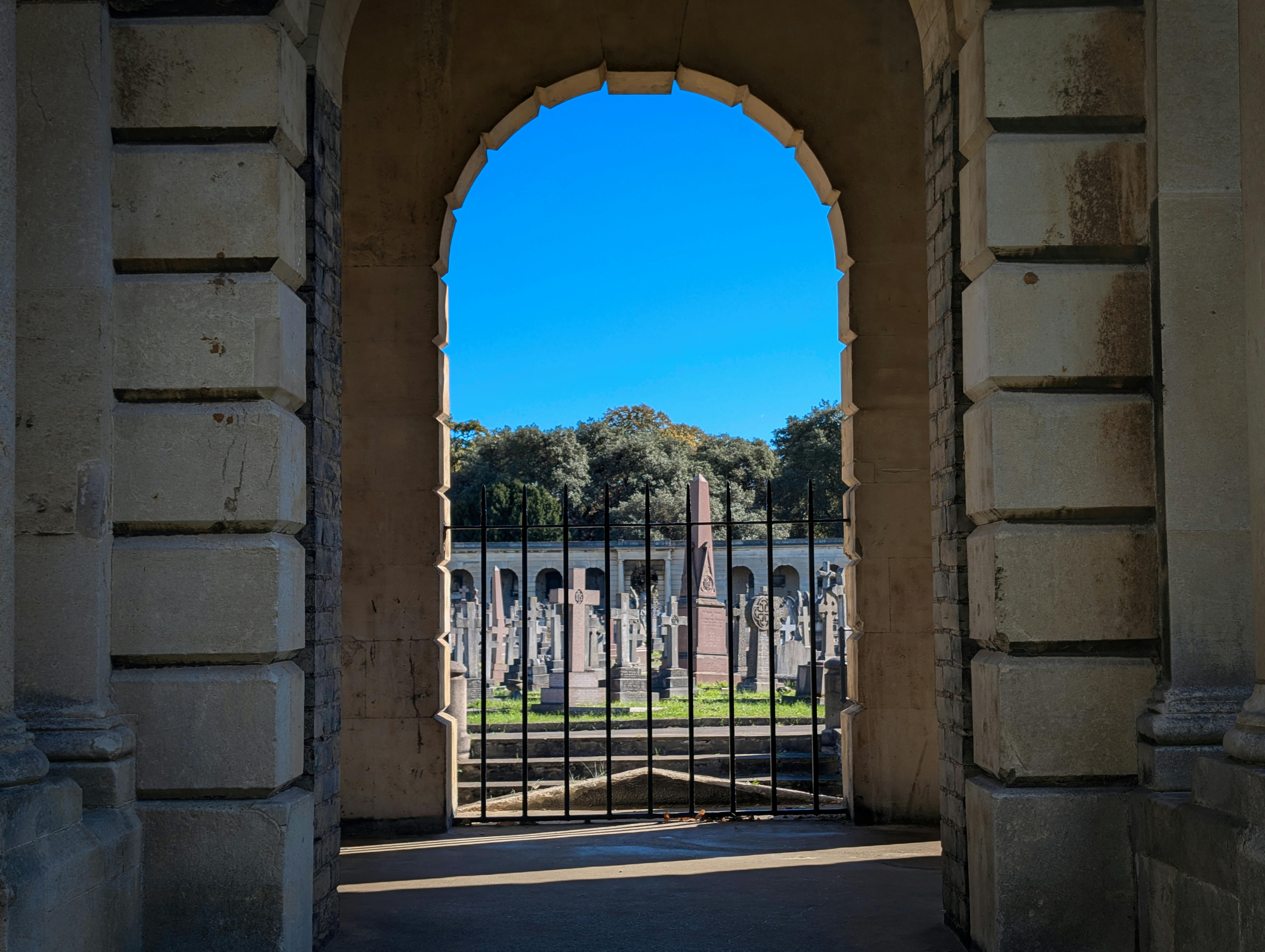 利物浦华人社区关注：James Bulger墓碑再遭破坏，母亲悲痛欲绝