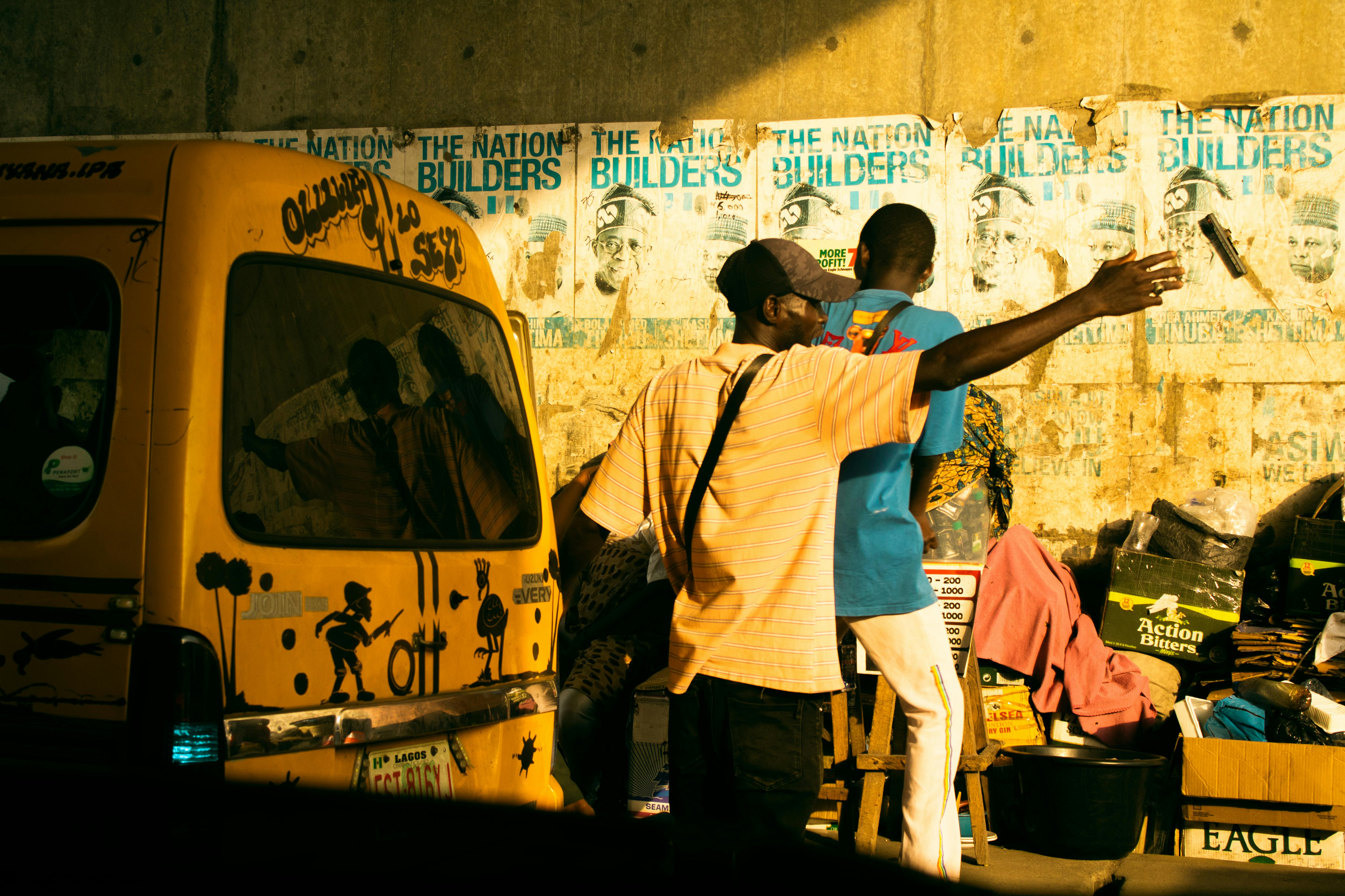 Zadarmo Živá pouličná scéna v Lagose v zlatú hodinu s ľuďmi a autobusom danfo. Fotka z fotobanky