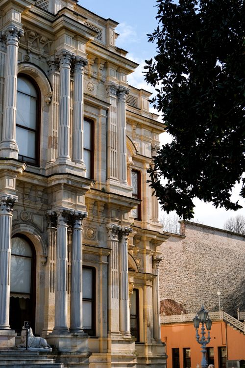 Free Striking classical building with ornate pillars under a clear blue sky. Stock Photo