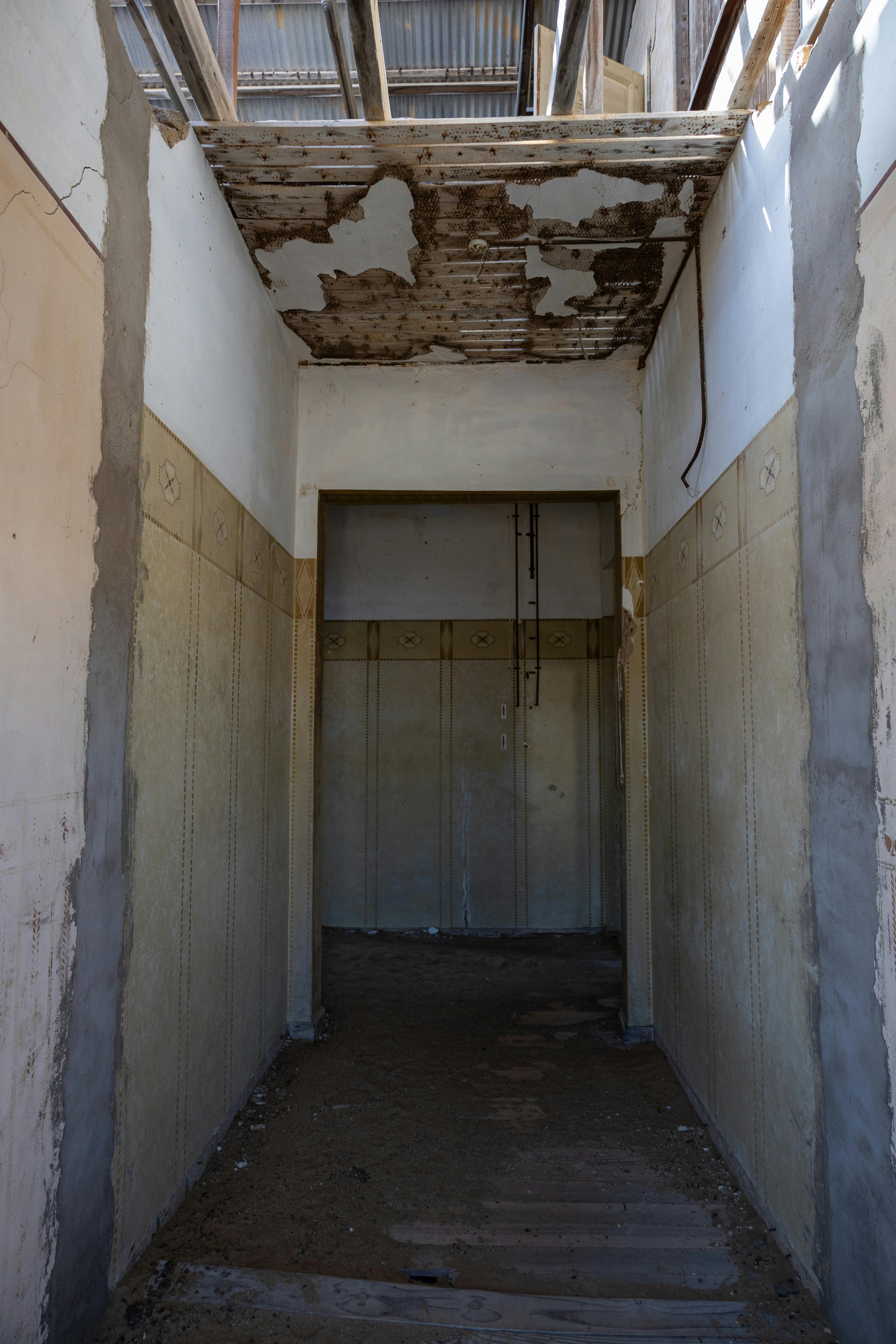 Ücretsiz Namibya'da tavanı çürüyen terk edilmiş bir binanın rustik iç mekanını keşfedin. Stok Fotoğraflar