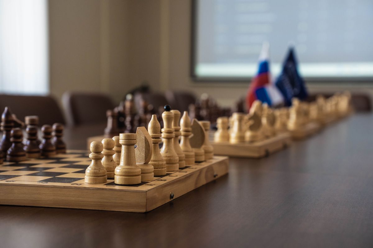 Stratejik planlama için masa üzerinde satranç taşları ve not defteri