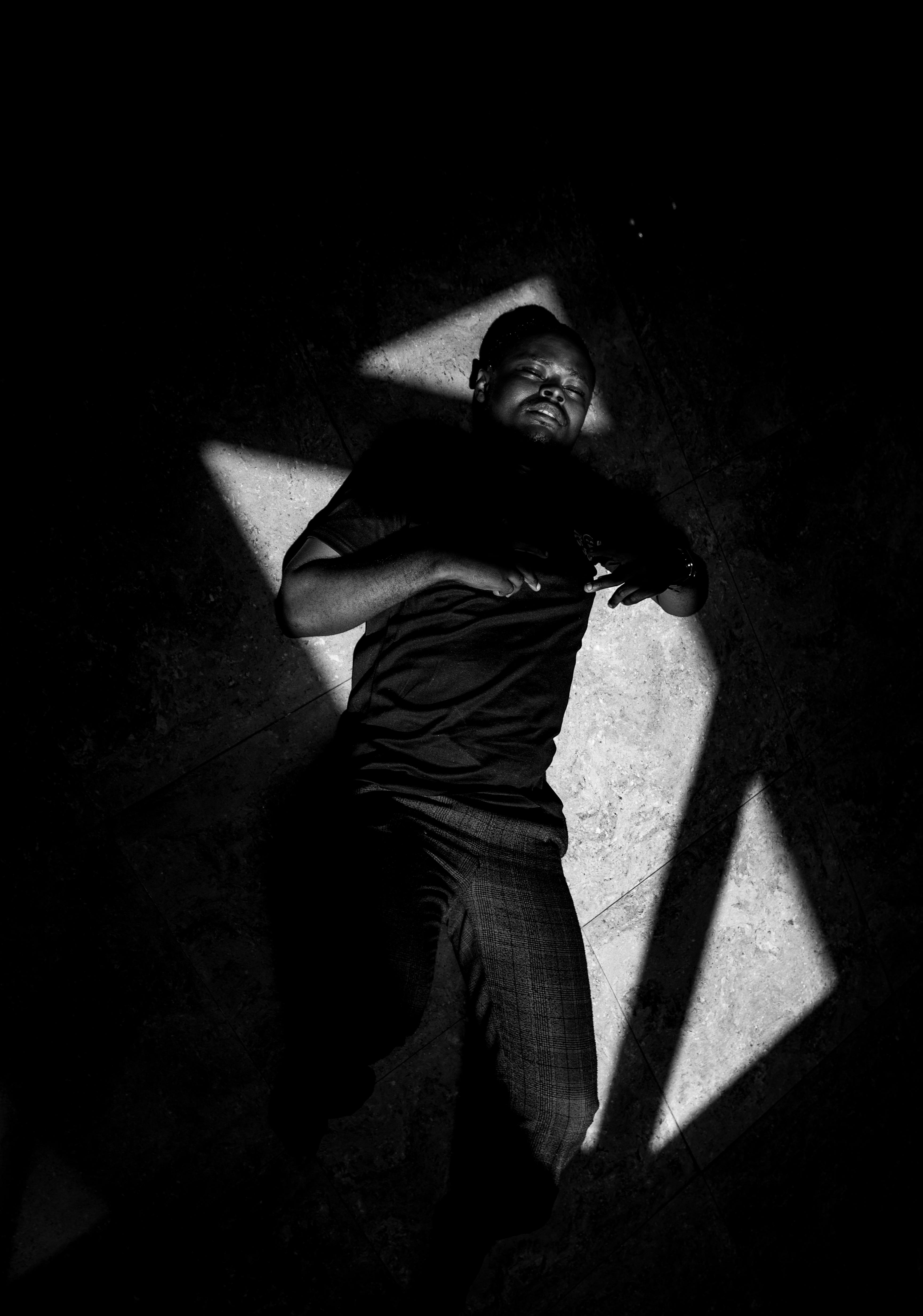 Δωρεάν Ασπρόμαυρη σιλουέτα ενός άνδρα σε δραματικό φως σκιάς. Φωτογραφία από στοκ φωτογραφιών