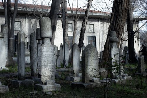 Free Explore the ancient Ottoman tombstones in a tranquil İstanbul cemetery setting. Stock Photo