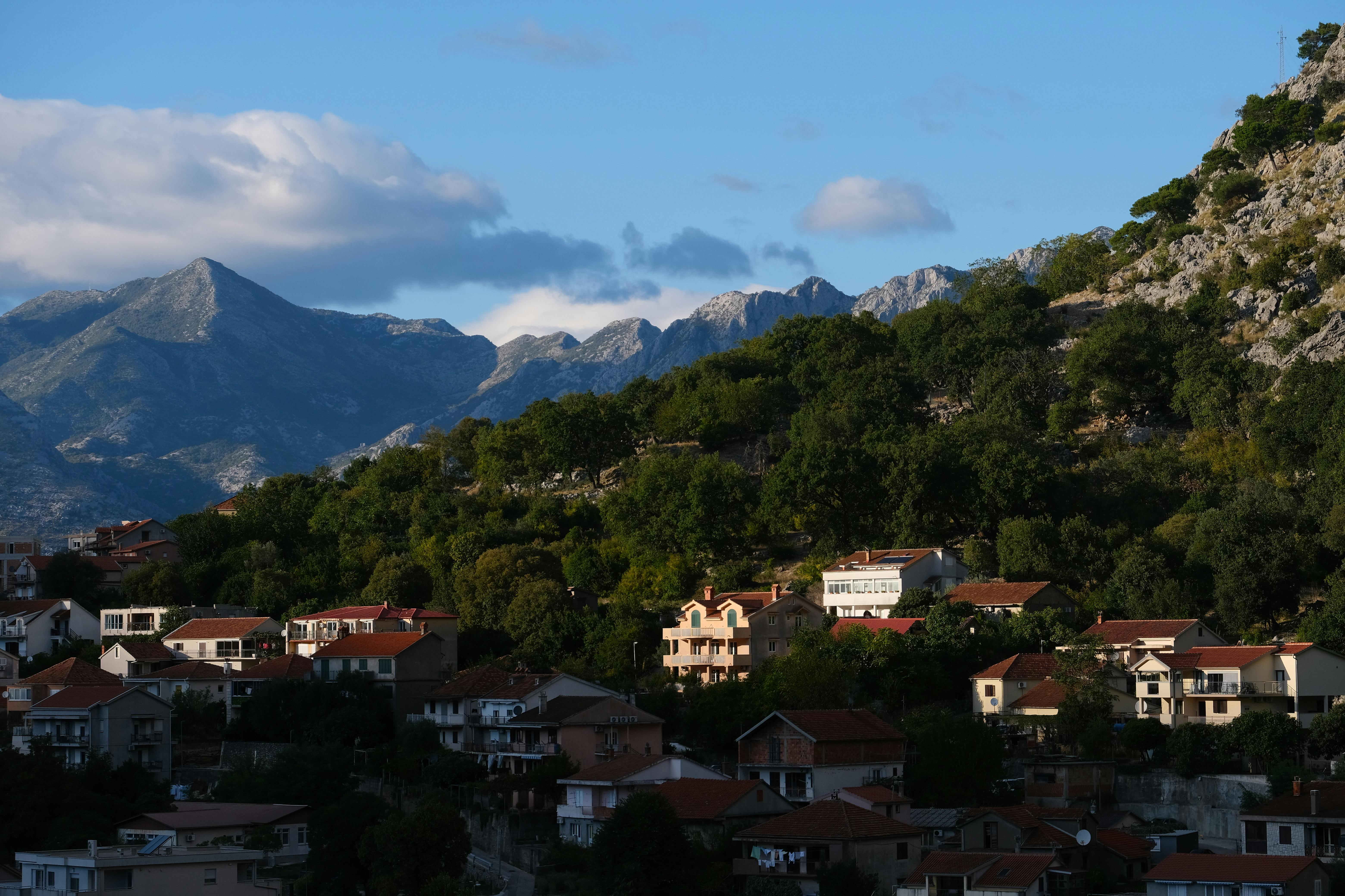 Panoramic view of Conejo Valley homes nestled against rolling hills and mountains