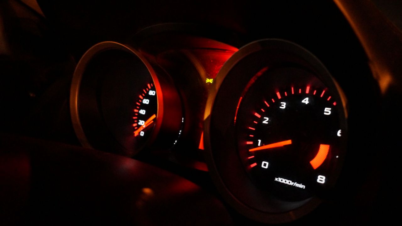 Instrumentenkombi bei Nacht mit klar erkennbaren Kontrollleuchten.