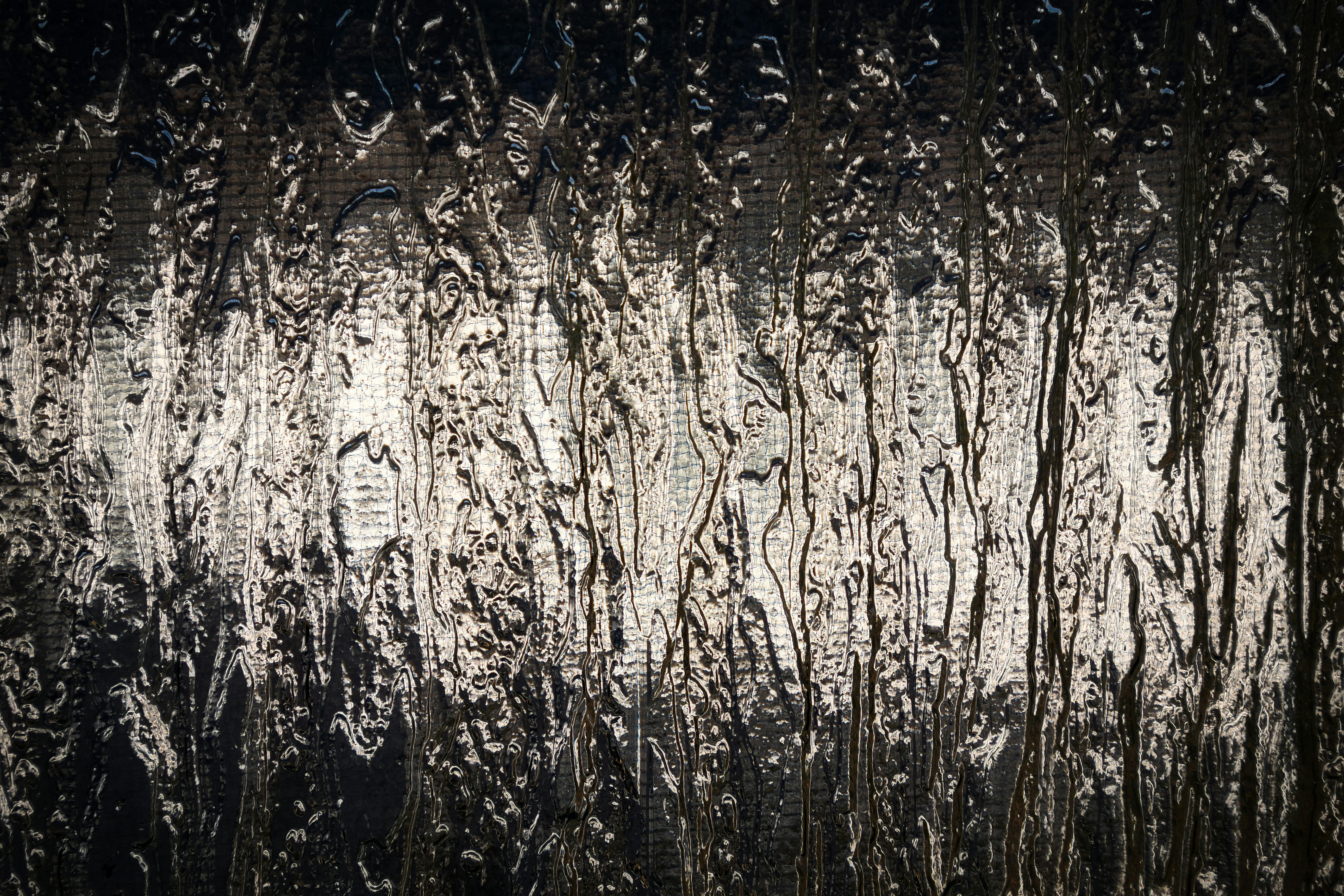 Kostenlos Abstraktes Bild, das strukturiertes Wasser auf einer Glasoberfläche zeigt und einen schimmernden Effekt erzeugt. Stock-Foto