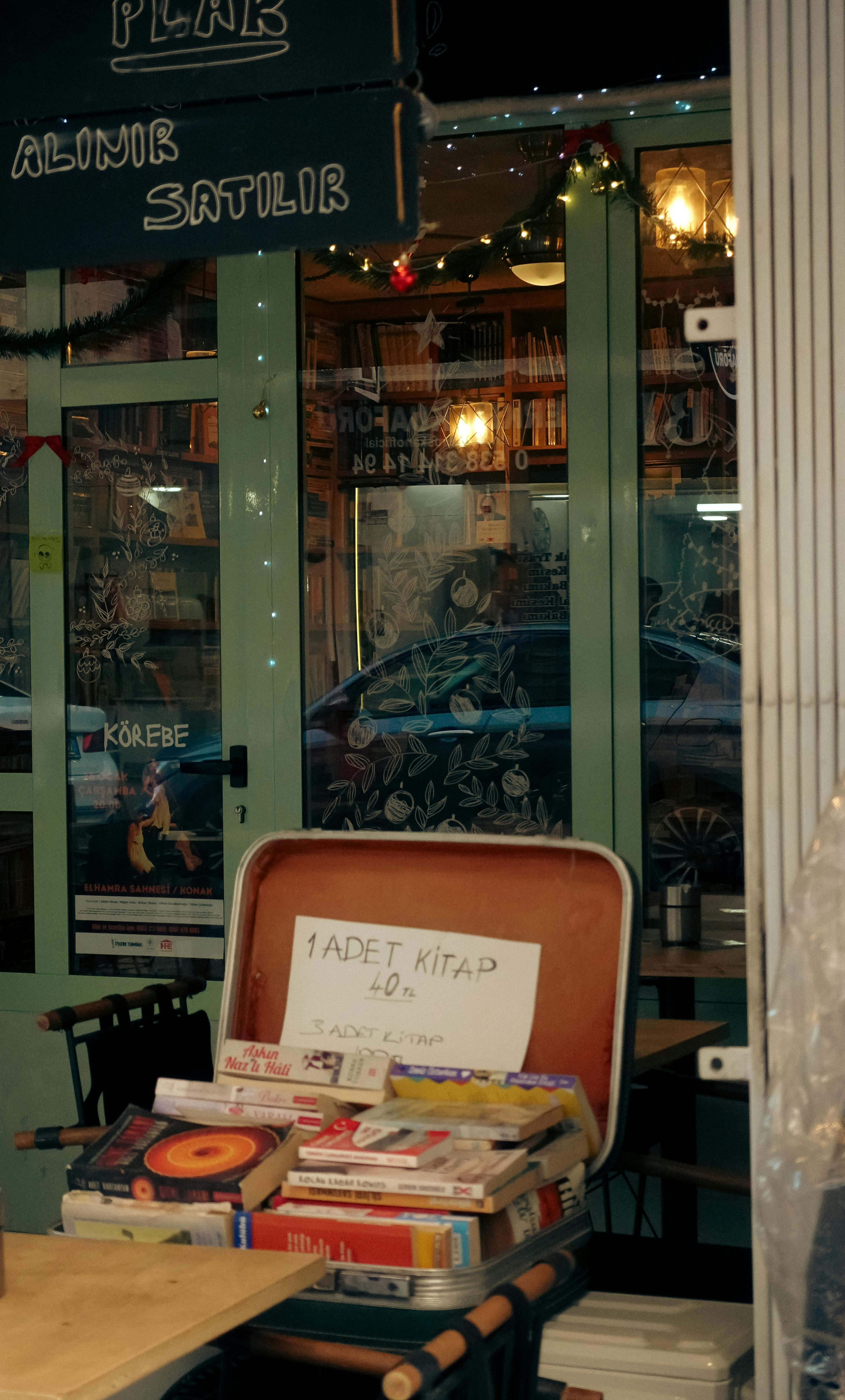 ingyenes Egy bájos könyvesbolt, ahol régi lemezek vannak kiállítva, hívogatva a járókelőket. Stockfotó