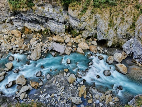 清澈的河流流经岩石地形，构成了一幅令人惊叹的鸟瞰图，展现了大自然的美丽