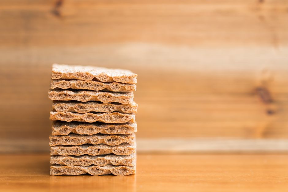 Snack crujiente en plato con granos de trigo