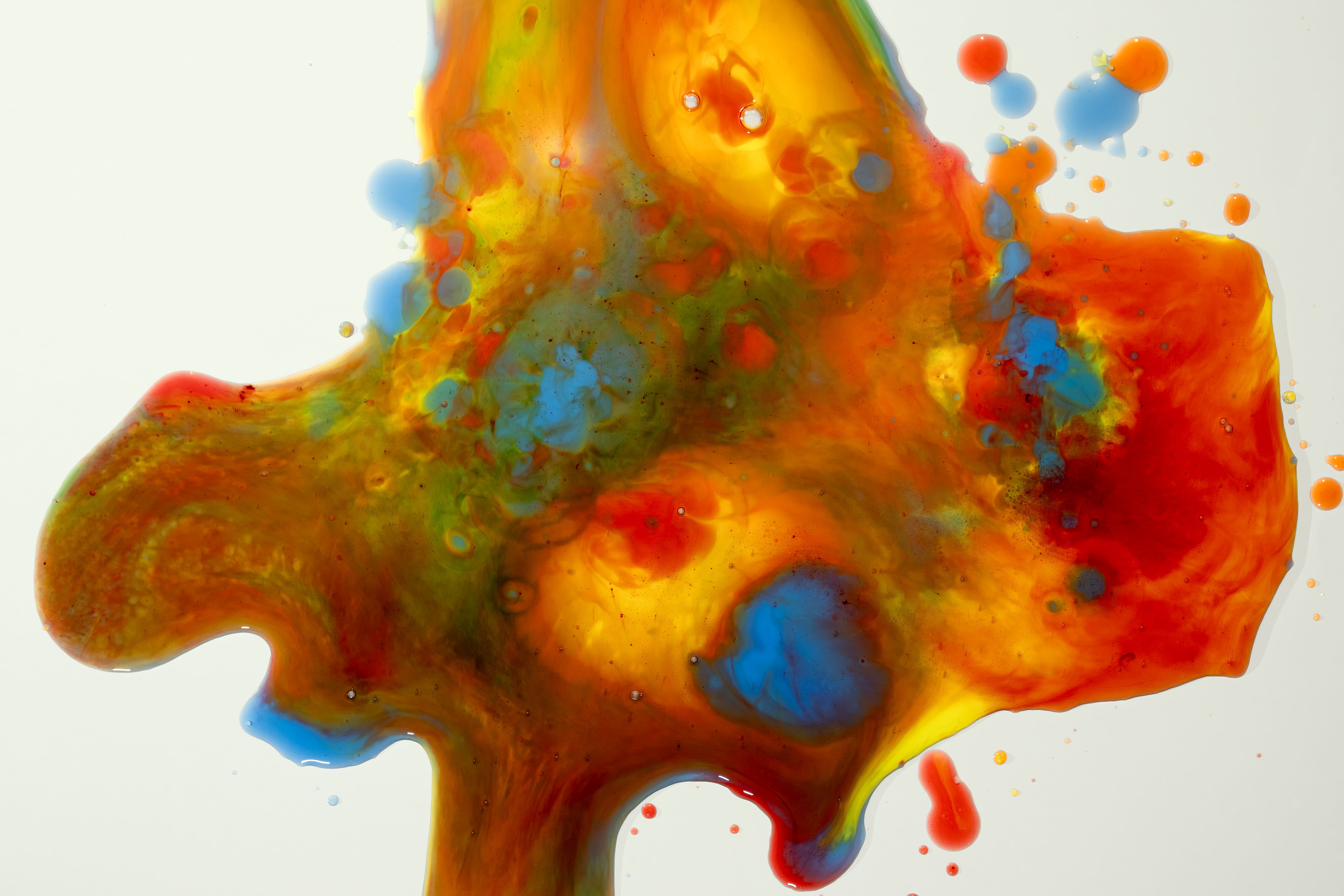 Kostenlos Dynamische Farbtupfer in leuchtenden Farben schaffen ein abstraktes, flüssiges Kunstwerk, das sich perfekt für modernes Design eignet. Stock-Foto