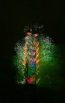 节日庆祝活动中，色彩缤纷的烟花照亮了著名摩天大楼的夜空