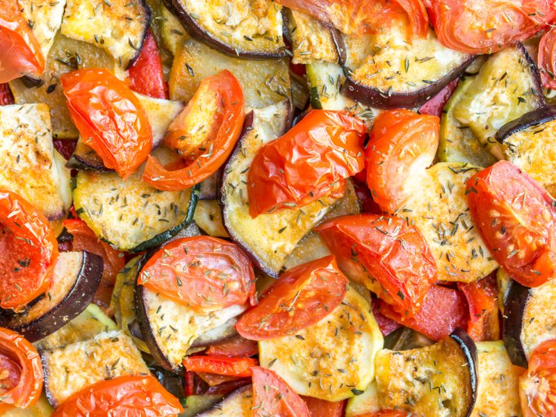 Tian provençal de courgette, aubergine et tomate en rondelles rôties au four