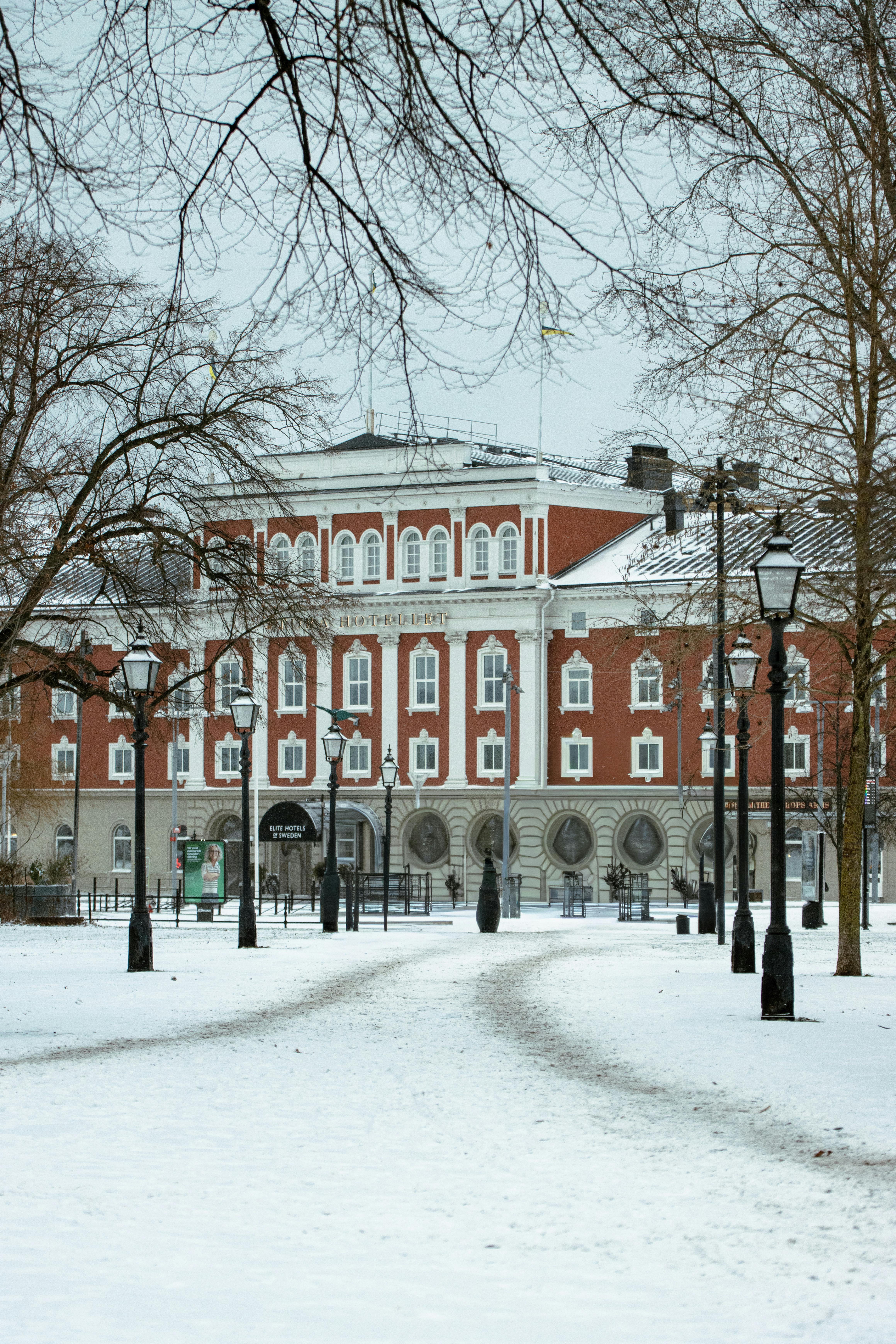 ¿Qué preguntas clave debe incluir una revisión de una empresa de turismo o cadena hotelera?
