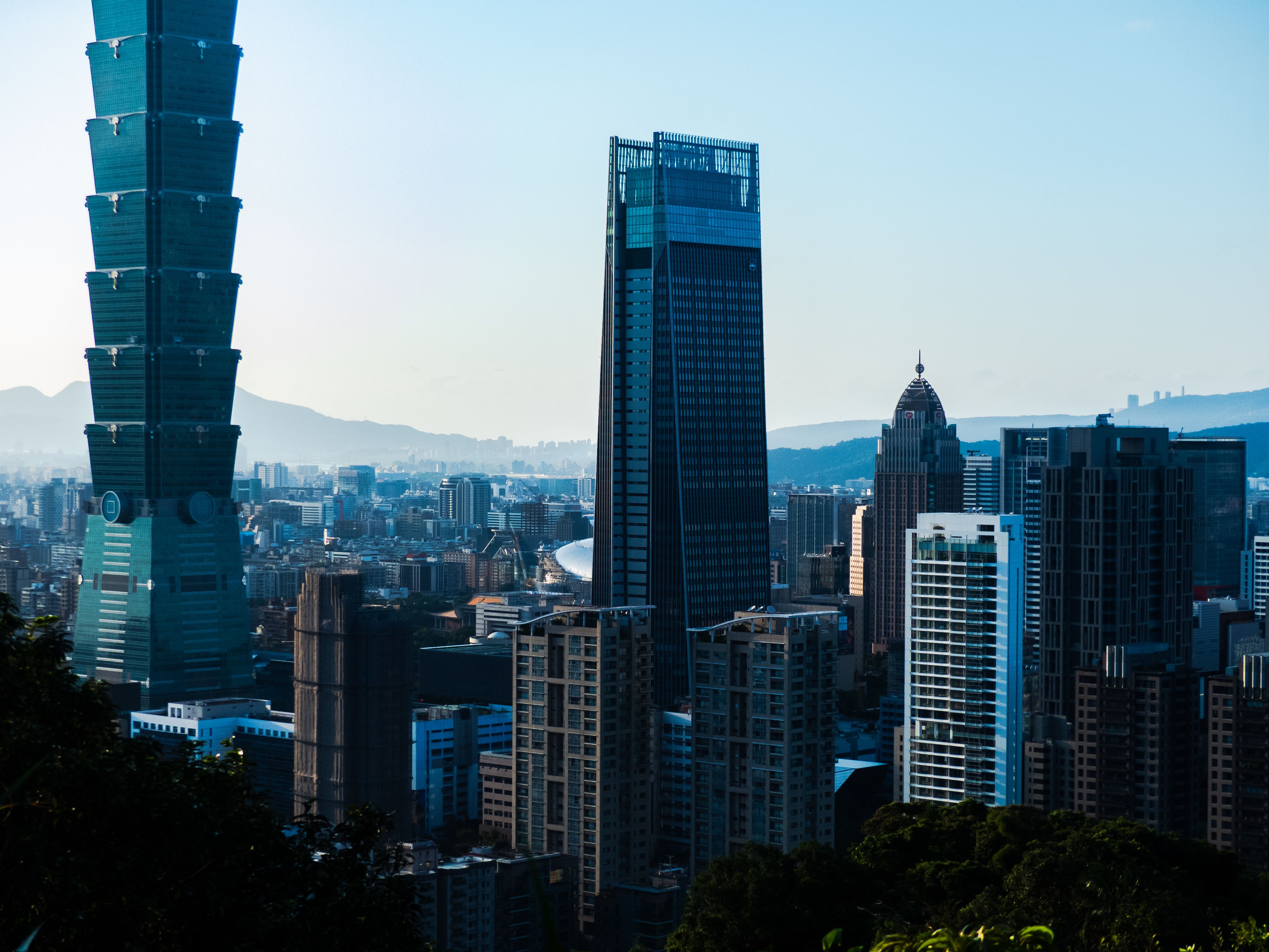Kostenlos Ein atemberaubender Blick auf die Skyline von Taipeh mit Taipei 101 und moderner Architektur bei Sonnenaufgang. Stock-Foto